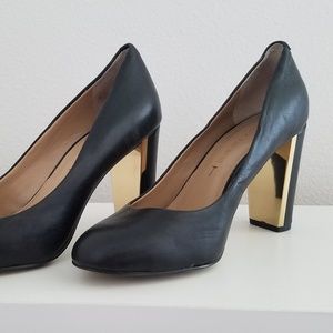 Banana Republic size 6 black leather gold pumps